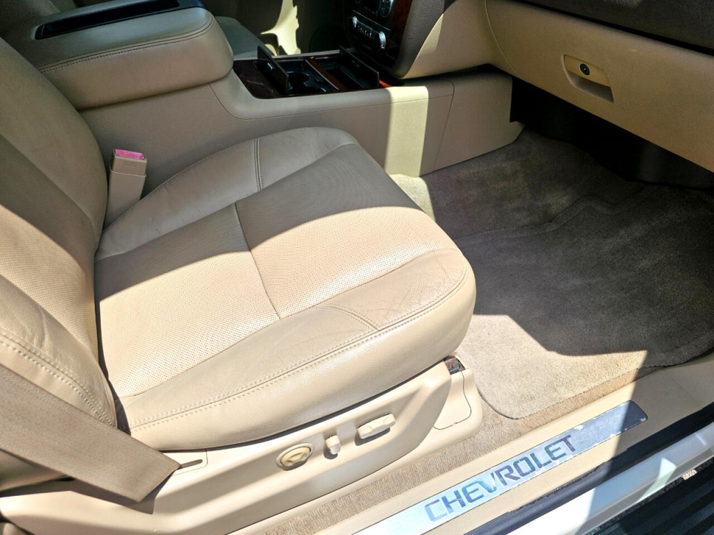 2011 Chevrolet Suburban Image 18