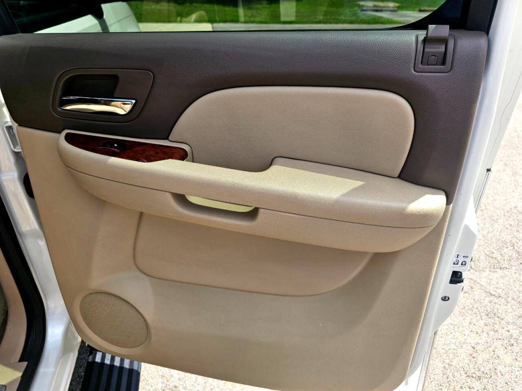 2011 Chevrolet Suburban Image 19