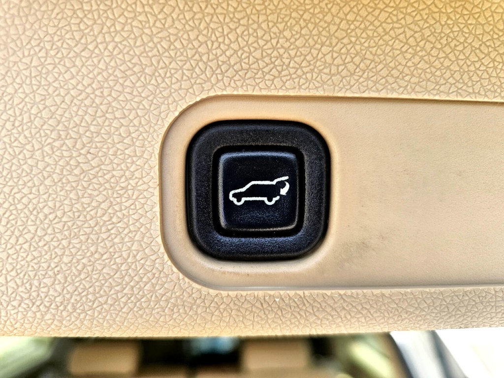 2011 Chevrolet Suburban Image 23