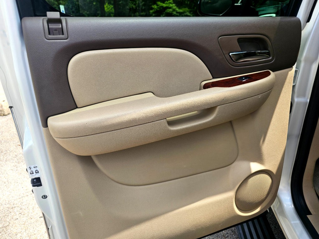 2011 Chevrolet Suburban Image 24