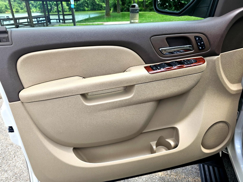 2011 Chevrolet Suburban Image 28
