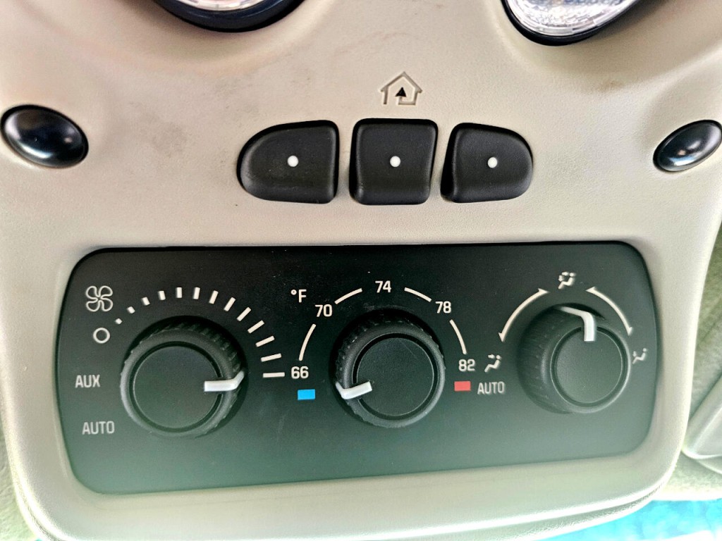 2003 GMC Yukon Image 46