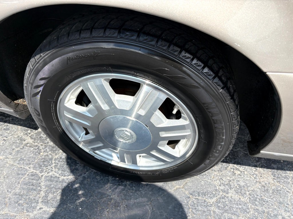 2004 Cadillac DeVille Image 8