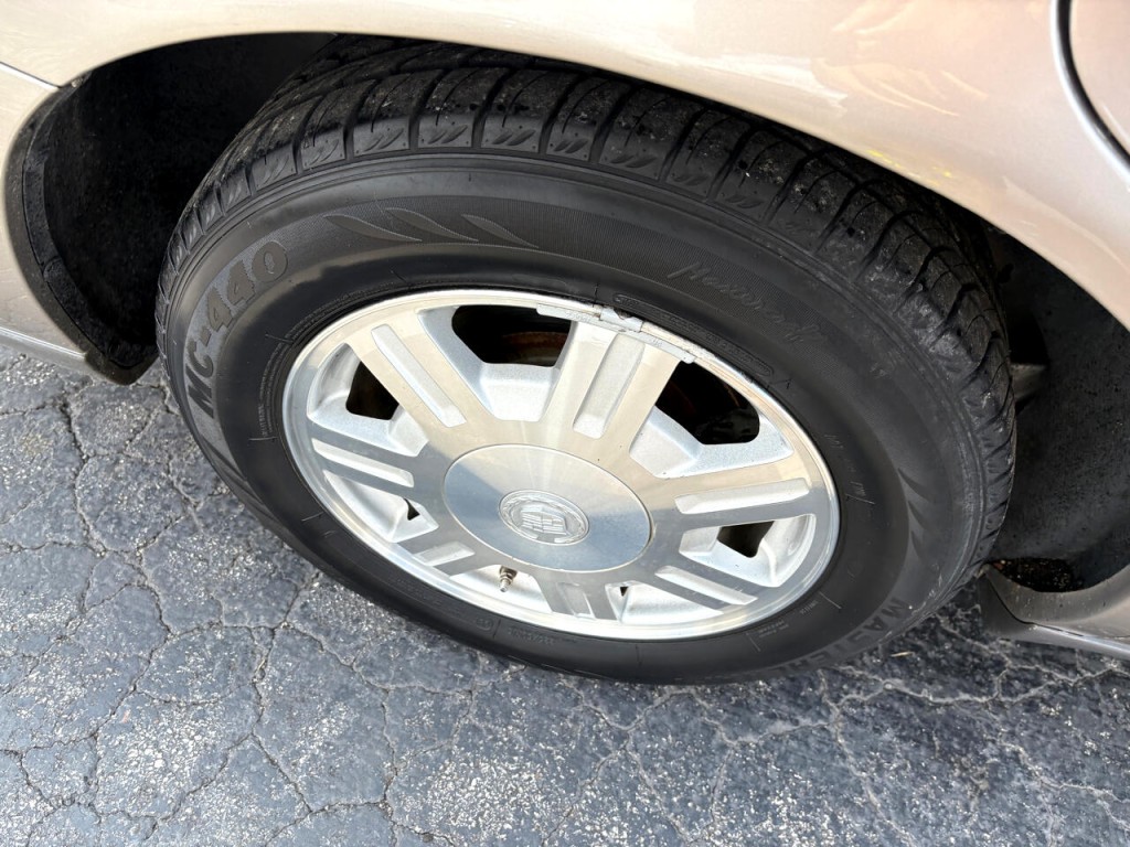 2004 Cadillac DeVille Image 10