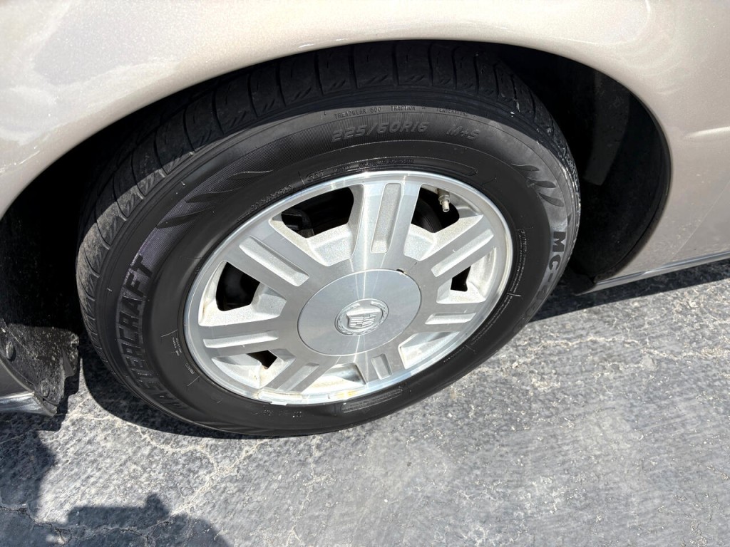 2004 Cadillac DeVille Image 12