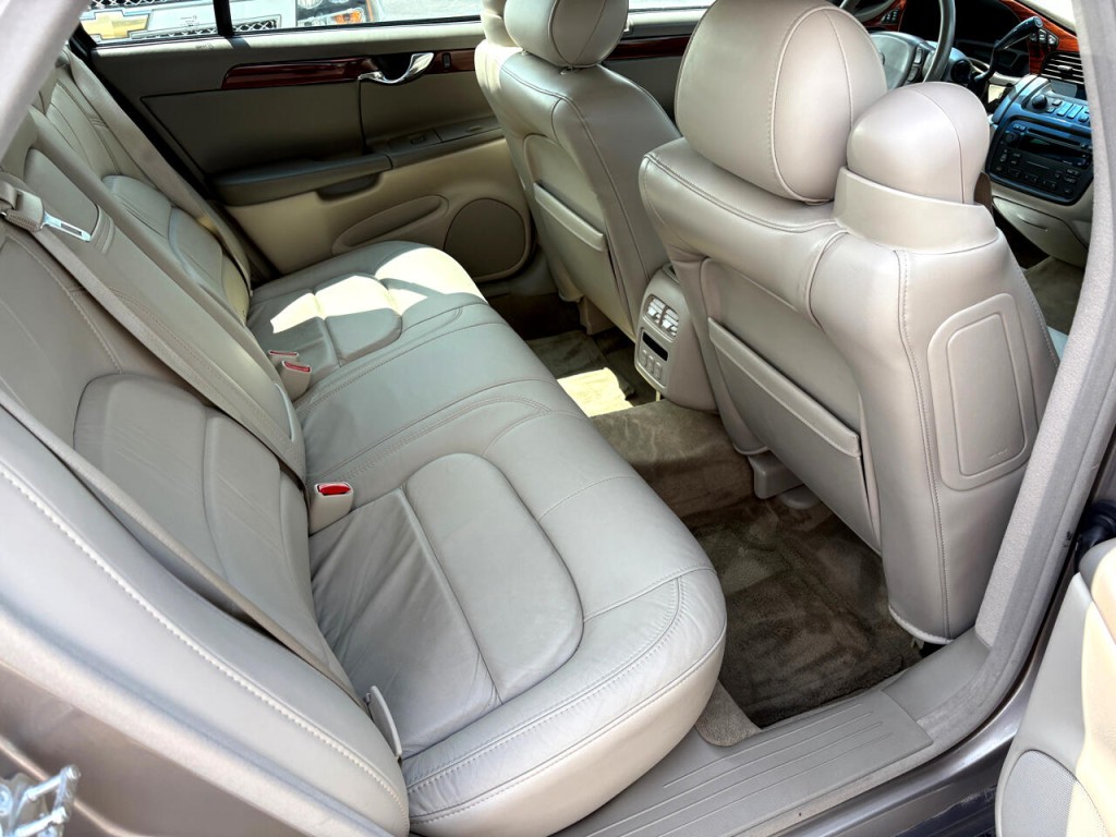 2004 Cadillac DeVille Image 13