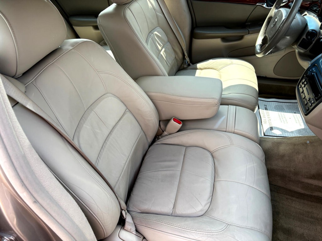 2004 Cadillac DeVille Image 17
