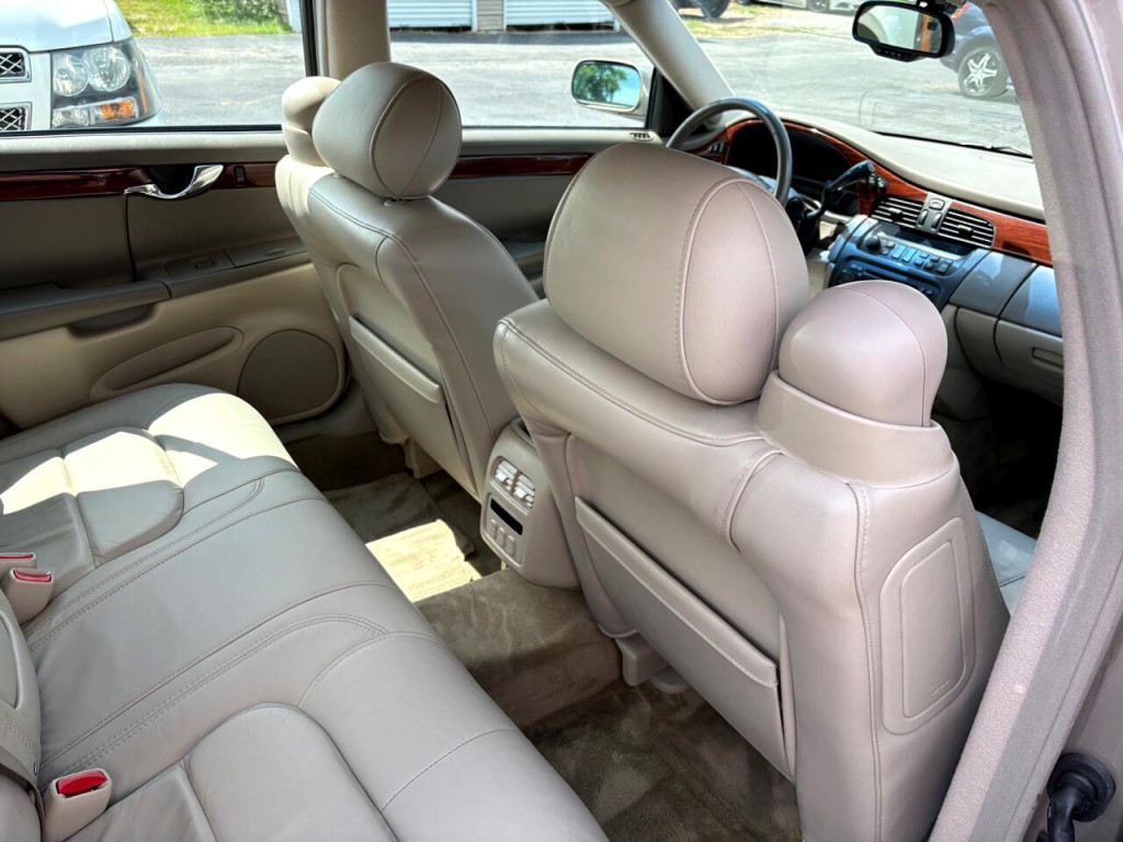2004 Cadillac DeVille Image 18