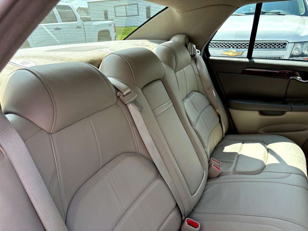 2004 Cadillac DeVille Image 19
