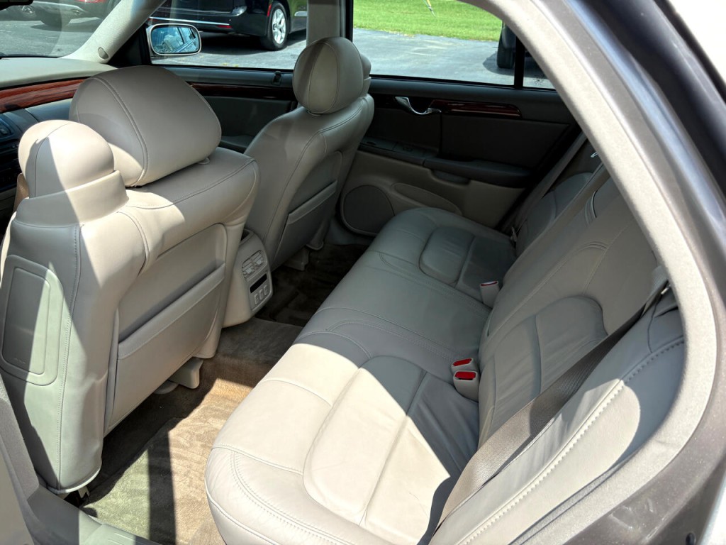 2004 Cadillac DeVille Image 20