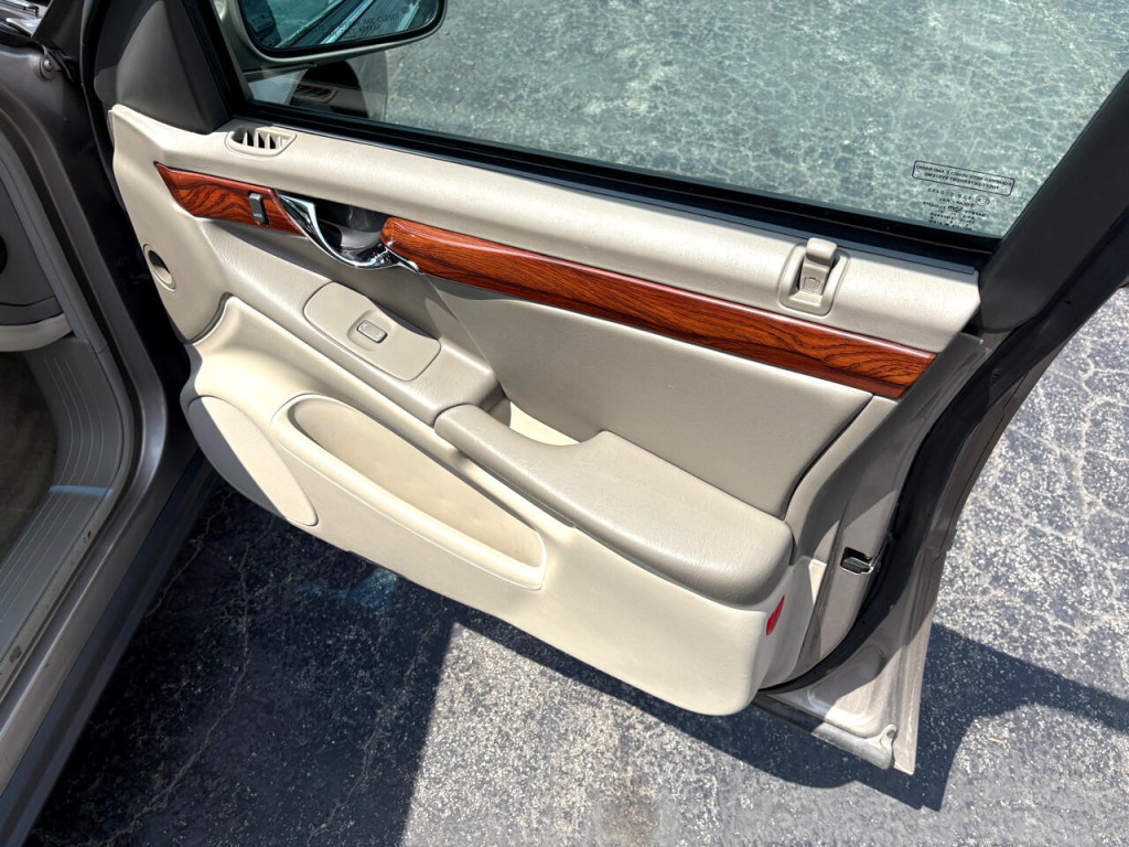 2004 Cadillac DeVille Image 22