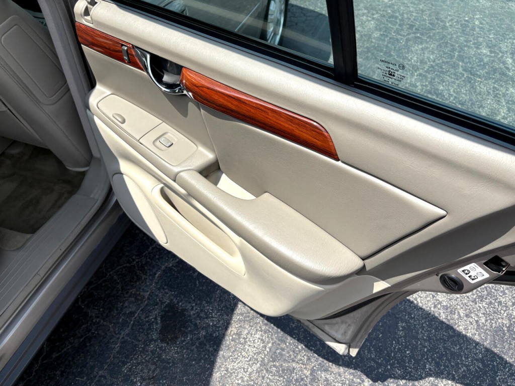 2004 Cadillac DeVille Image 23