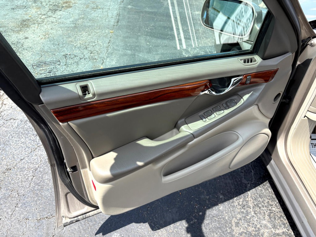 2004 Cadillac DeVille Image 24