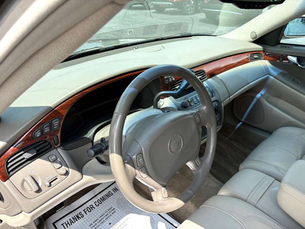 2004 Cadillac DeVille Image 28
