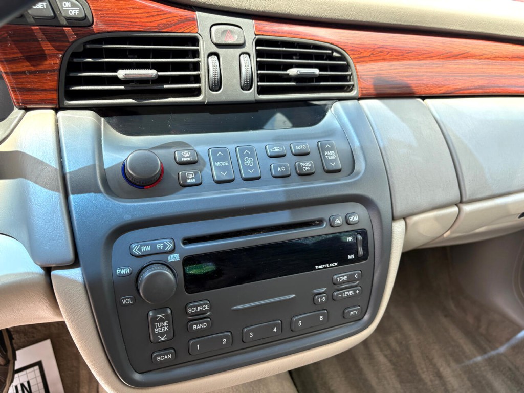 2004 Cadillac DeVille Image 29