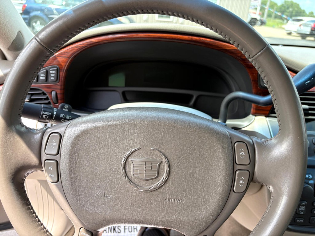 2004 Cadillac DeVille Image 30