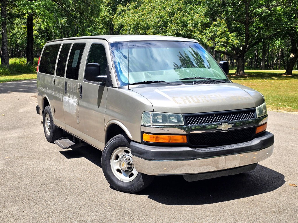 2003 Chevrolet Express Image 2