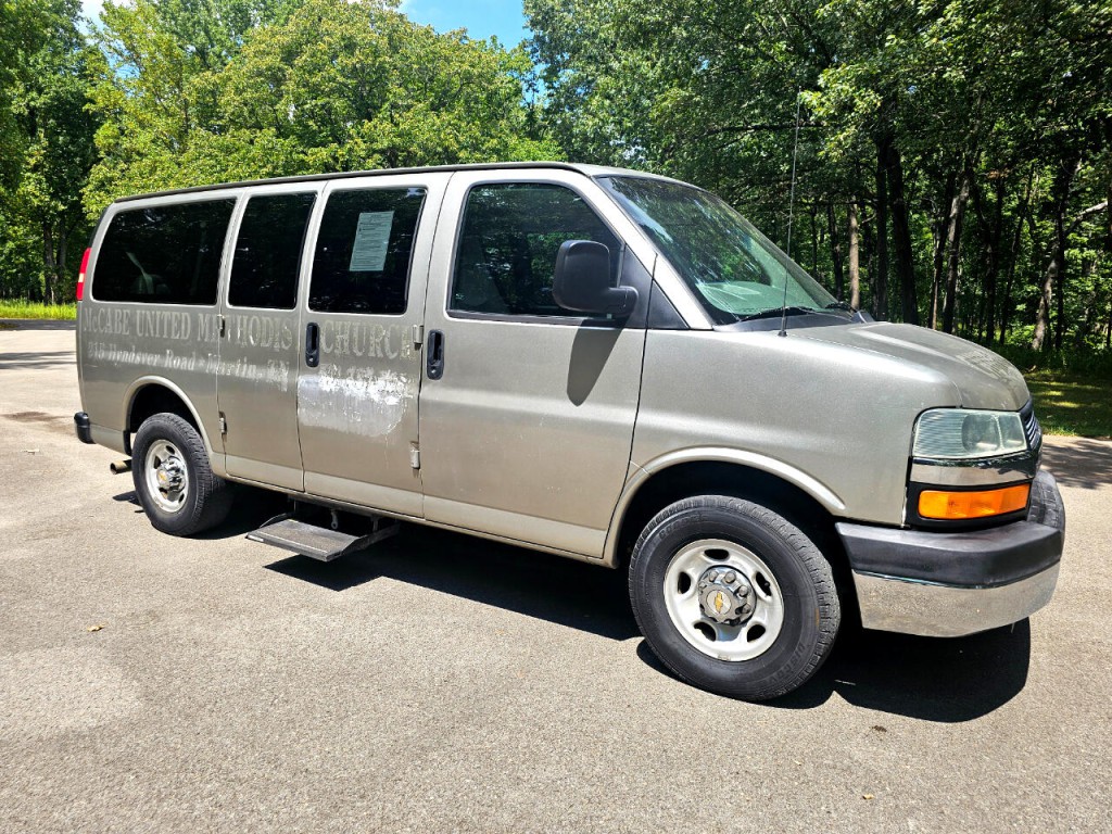 2003 Chevrolet Express Image 3