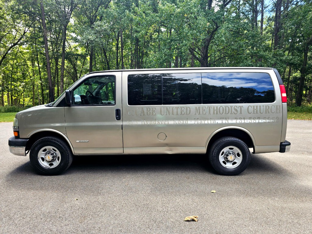 2003 Chevrolet Express Image 10