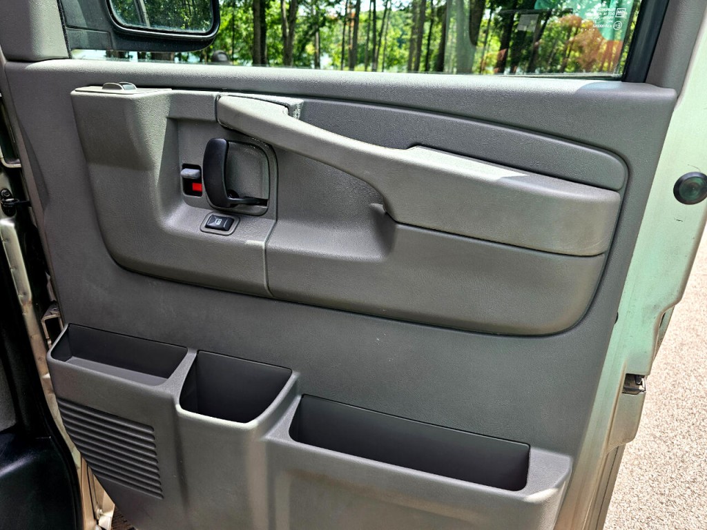 2003 Chevrolet Express Image 16