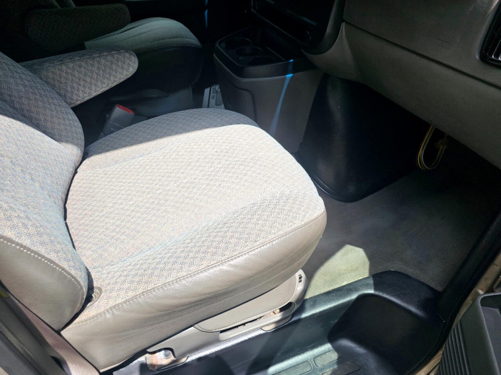 2003 Chevrolet Express Image 17