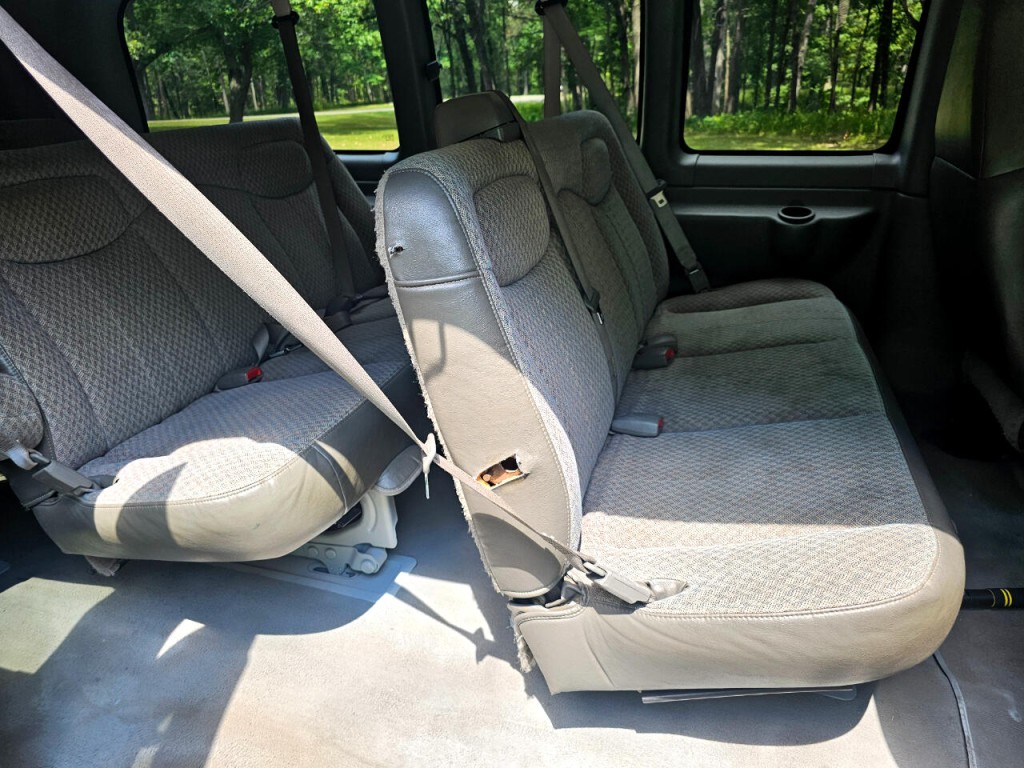 2003 Chevrolet Express Image 18