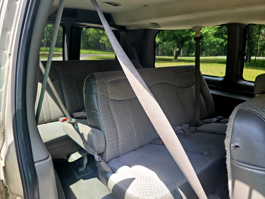 2003 Chevrolet Express Image 19