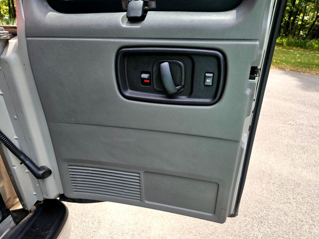 2003 Chevrolet Express Image 20