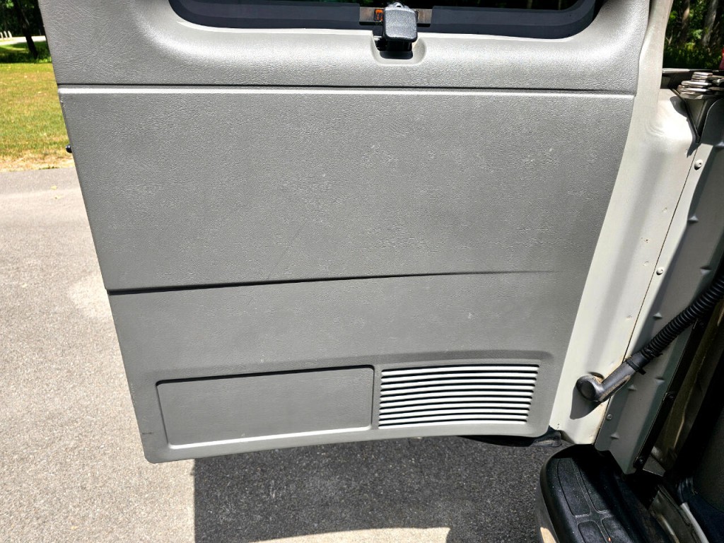 2003 Chevrolet Express Image 22