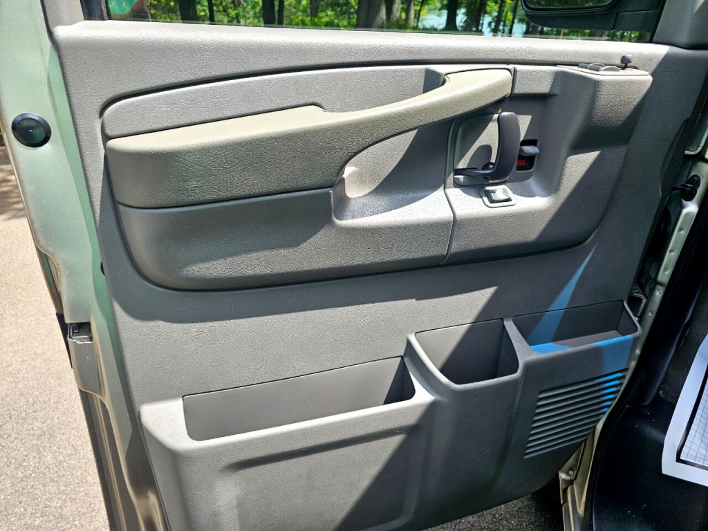 2003 Chevrolet Express Image 23