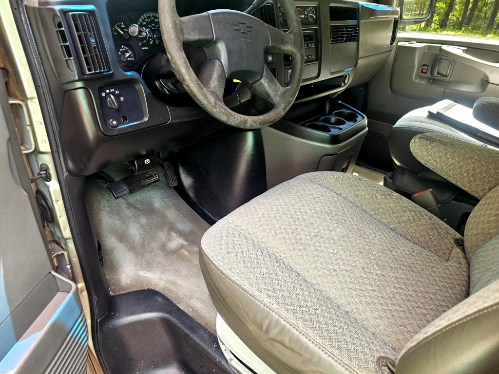 2003 Chevrolet Express Image 24
