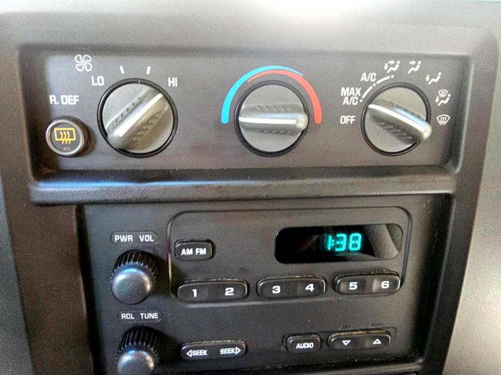 2003 Chevrolet Express Image 33
