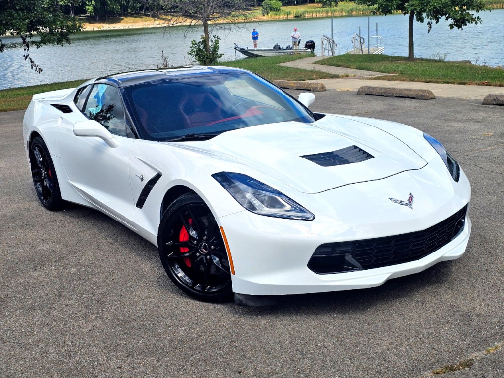 2015 Chevrolet Corvette Image 2