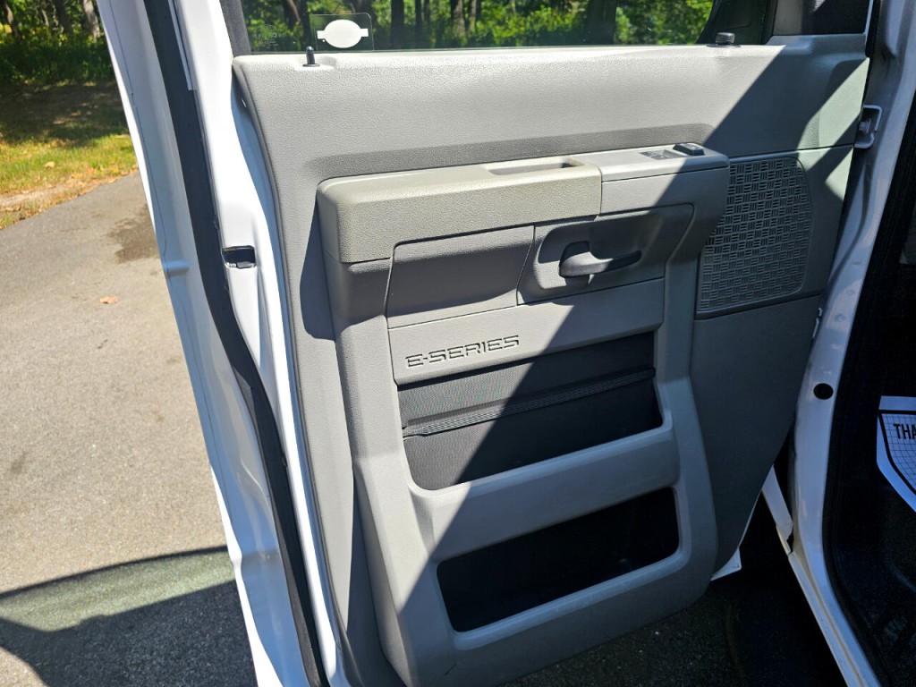 2013 Ford Econoline Image 26