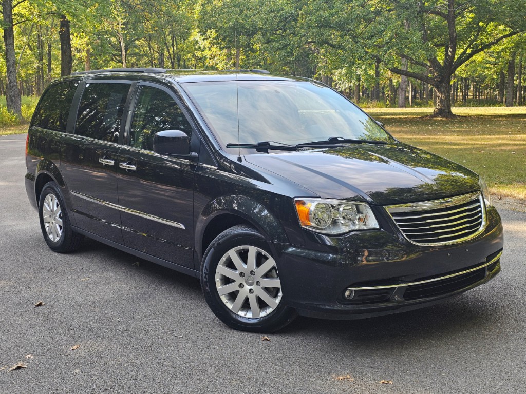 2016 Chrysler Town & Country Image 2