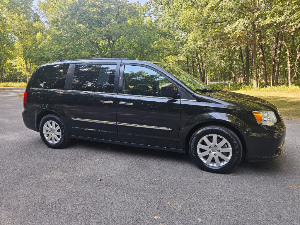 2016 Chrysler Town & Country Image 3