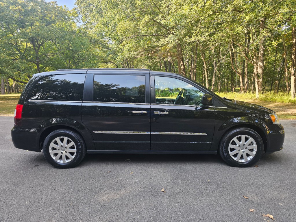 2016 Chrysler Town & Country Image 4