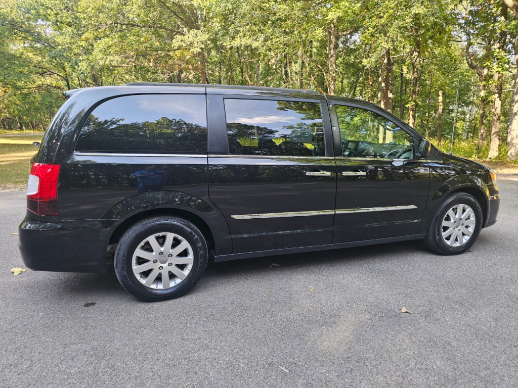 2016 Chrysler Town & Country Image 5