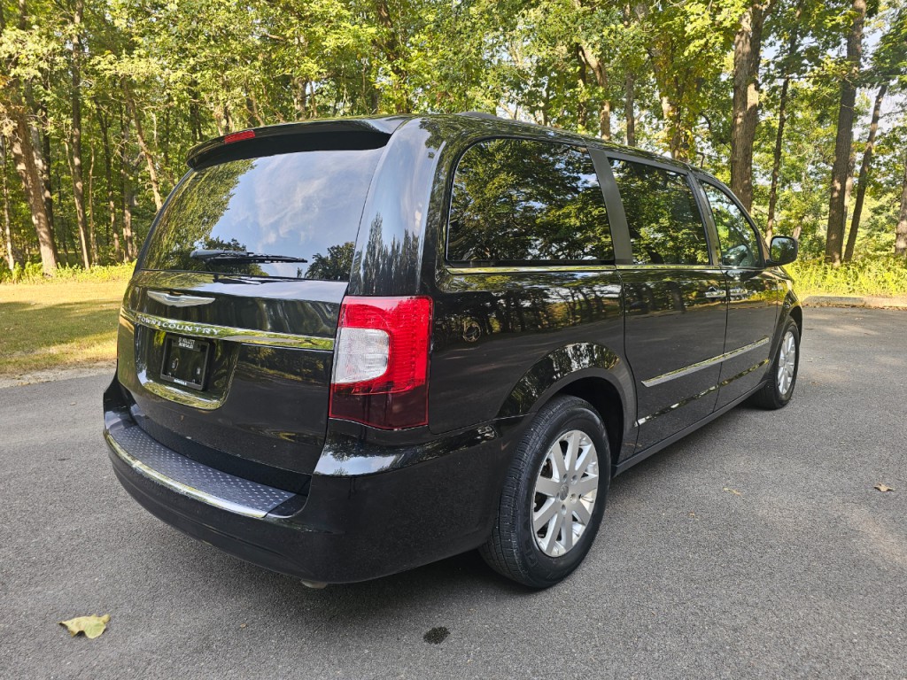 2016 Chrysler Town & Country Image 6