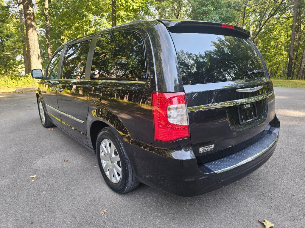 2016 Chrysler Town & Country Image 8