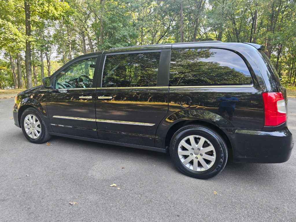 2016 Chrysler Town & Country Image 9