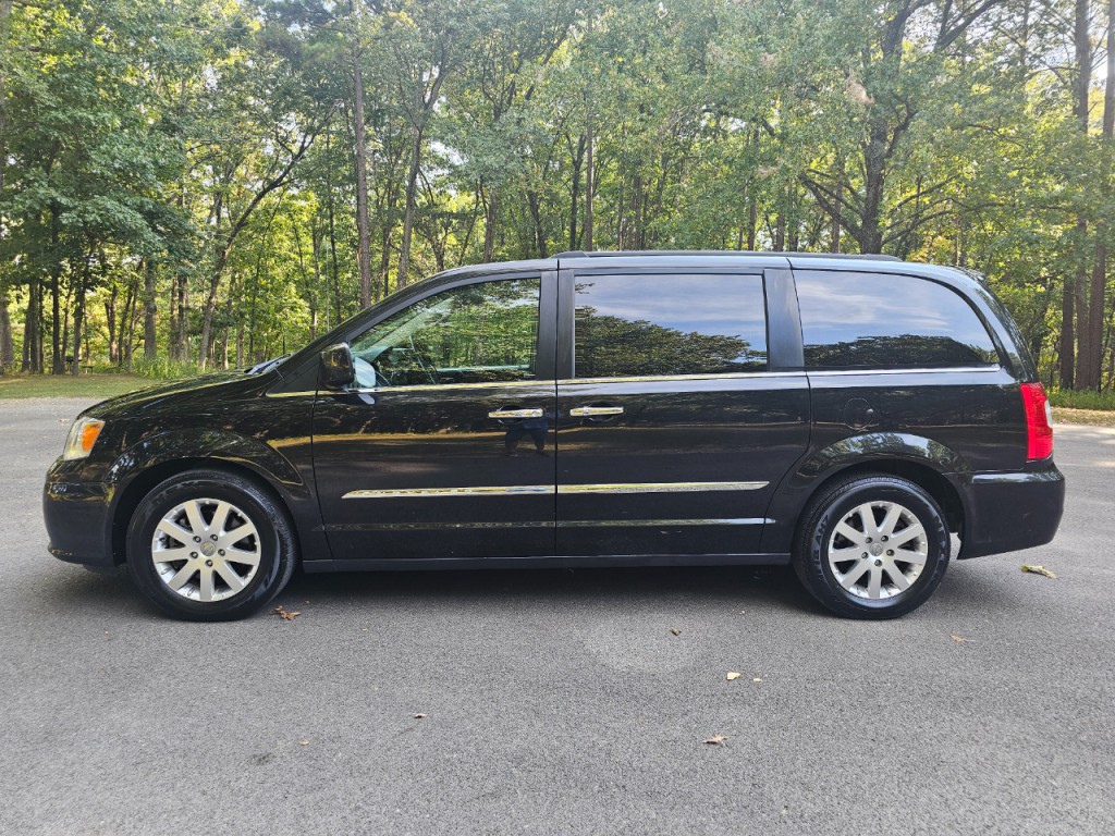 2016 Chrysler Town & Country Image 10