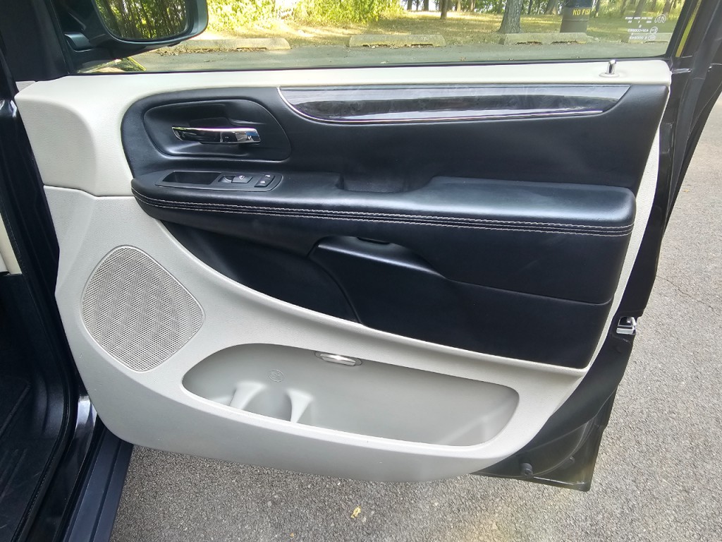 2016 Chrysler Town & Country Image 16