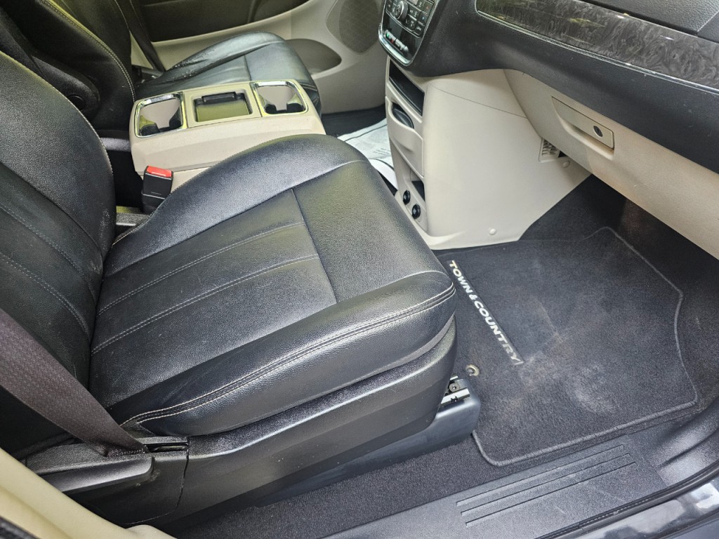 2016 Chrysler Town & Country Image 17