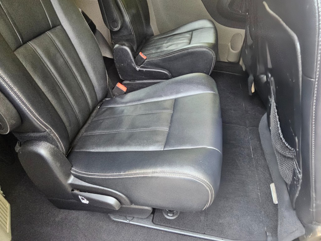 2016 Chrysler Town & Country Image 18