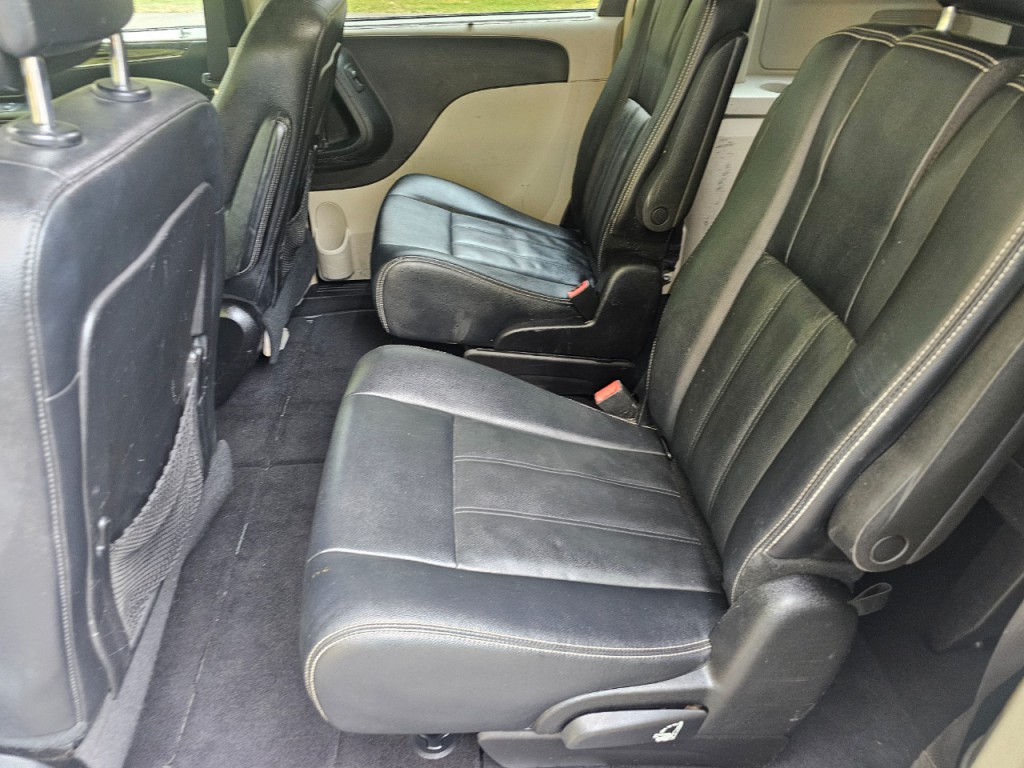 2016 Chrysler Town & Country Image 23