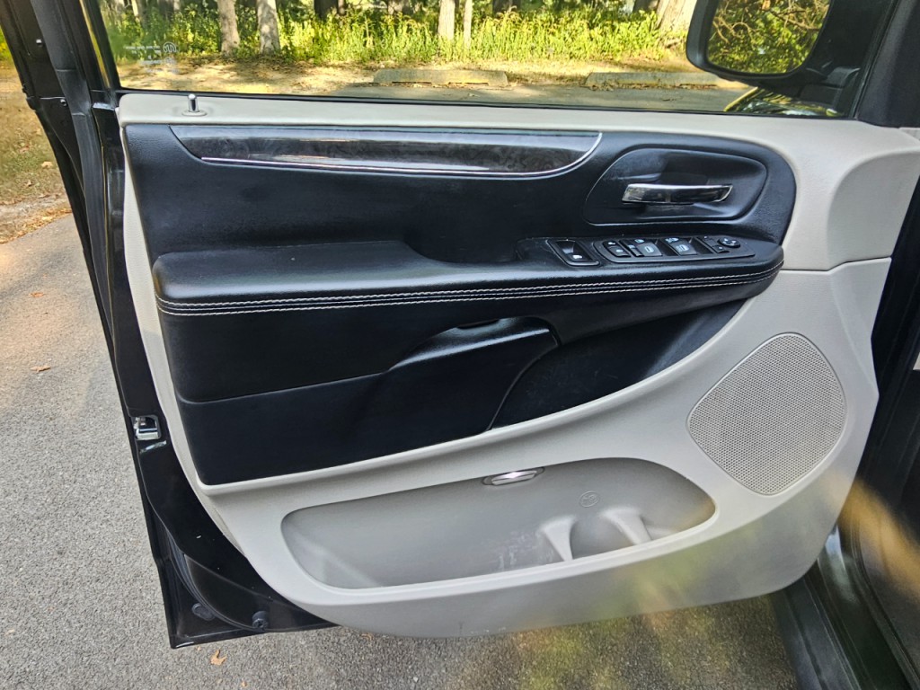 2016 Chrysler Town & Country Image 24