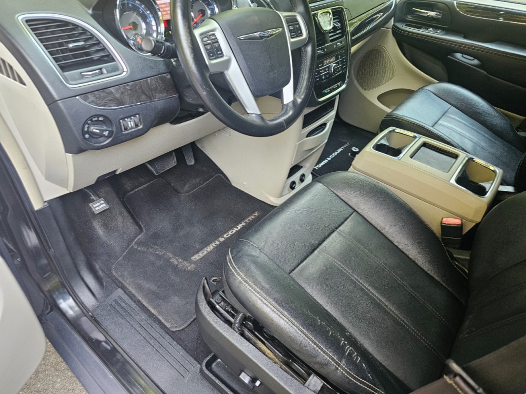 2016 Chrysler Town & Country Image 25
