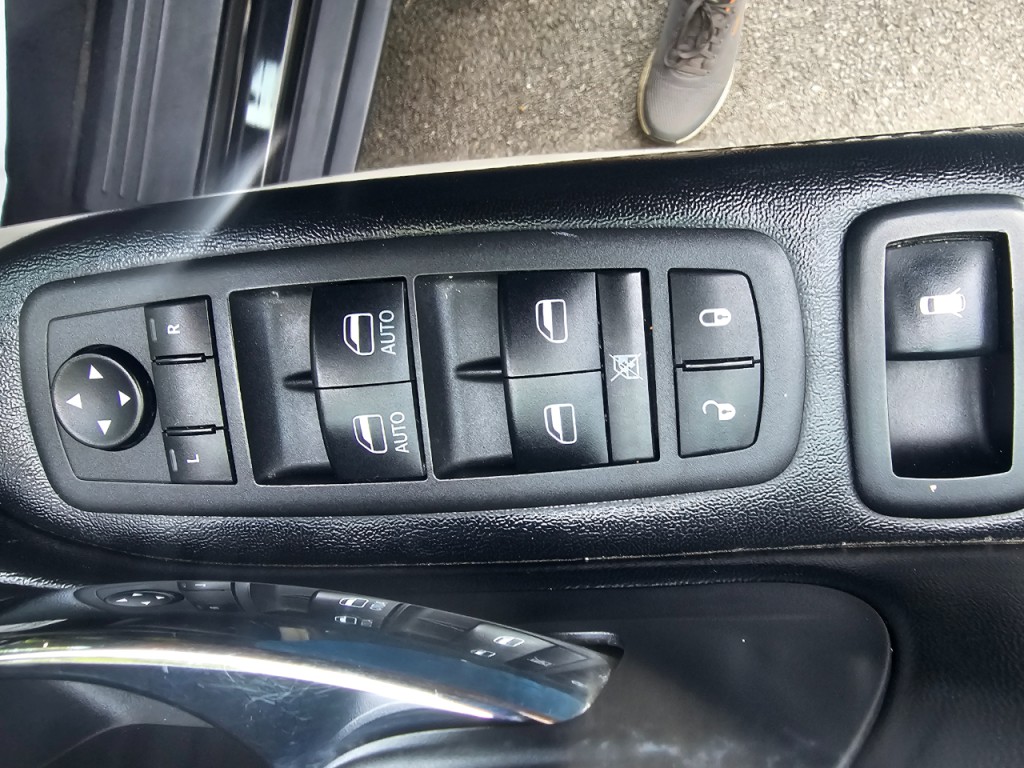 2016 Chrysler Town & Country Image 29
