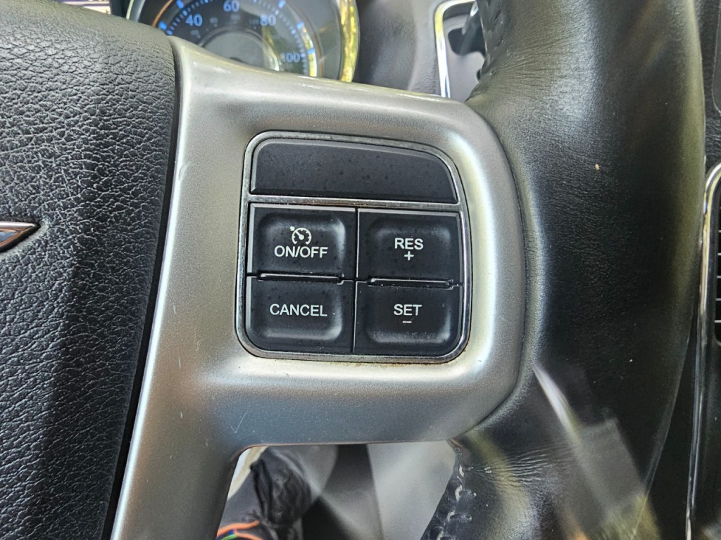 2016 Chrysler Town & Country Image 32